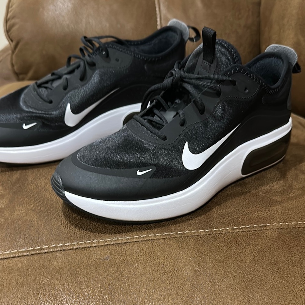 Men’s Nike Air size 9.5. New without tags. Black and white.